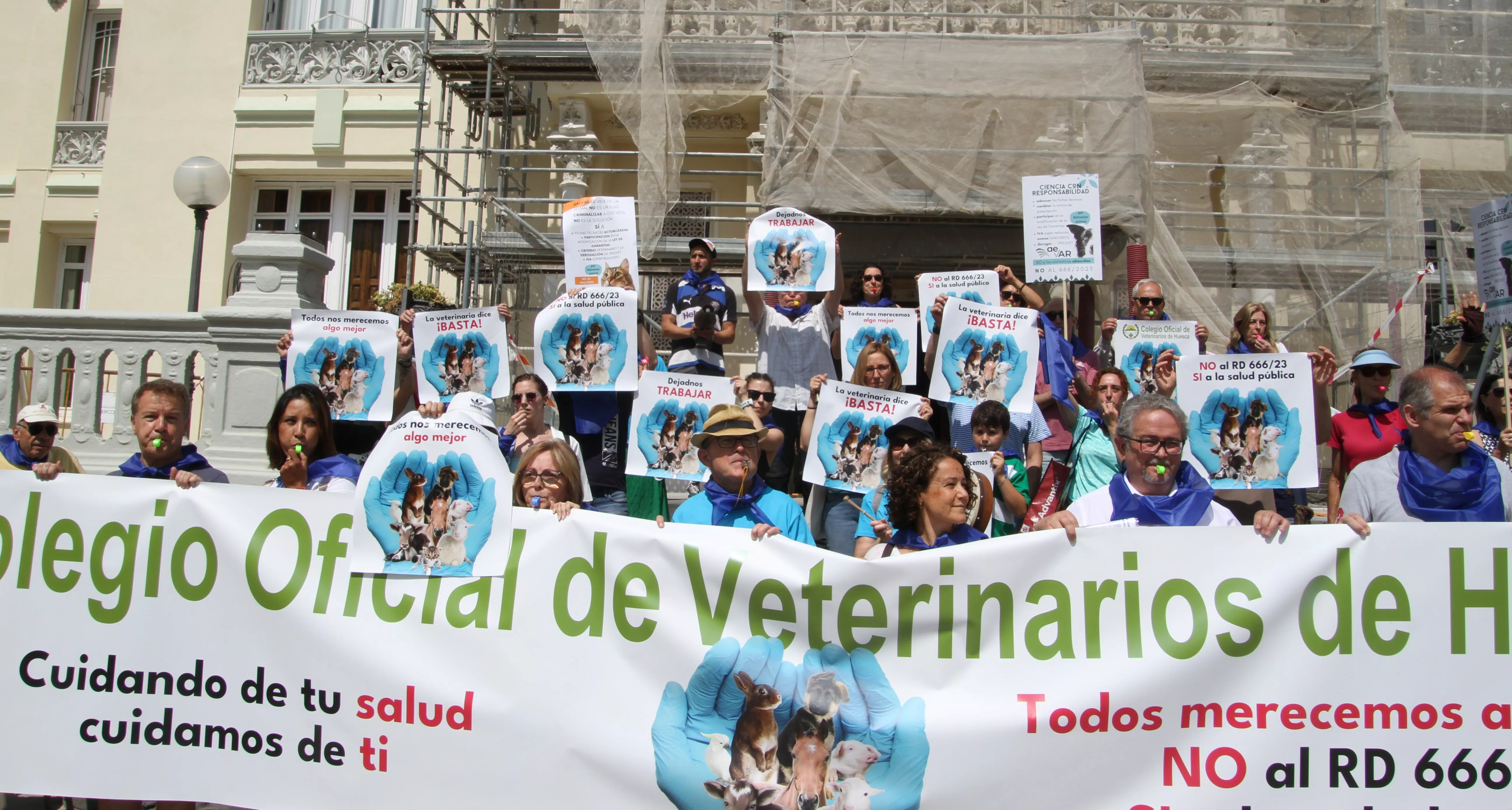 Veterinarios se manifiestan en Huesca por el bienestar animal, la salud pública y el futuro de su profesión. Foto Carlos Neofato
