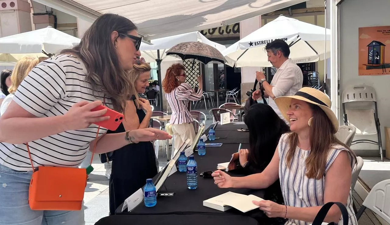 Marta Borraz firma ejemplares de 'Años de vida' en la Feria del Libro de Huesca. Foto Mercedes Manterola