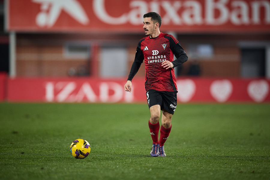 Julio Alonso, jugador del Mirandés, en un partido de esta temporada.