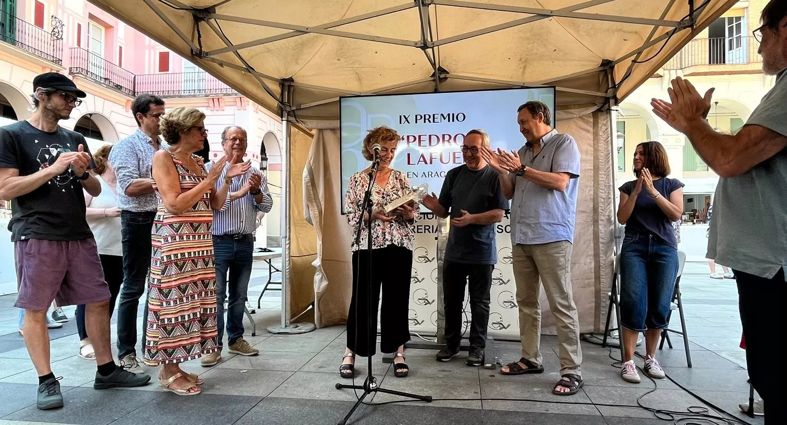 Reconocimiento de los libreros a Ludi Escartín en el cierre de la Feria del Libro de Huesca. Foto Mercedes Manterola