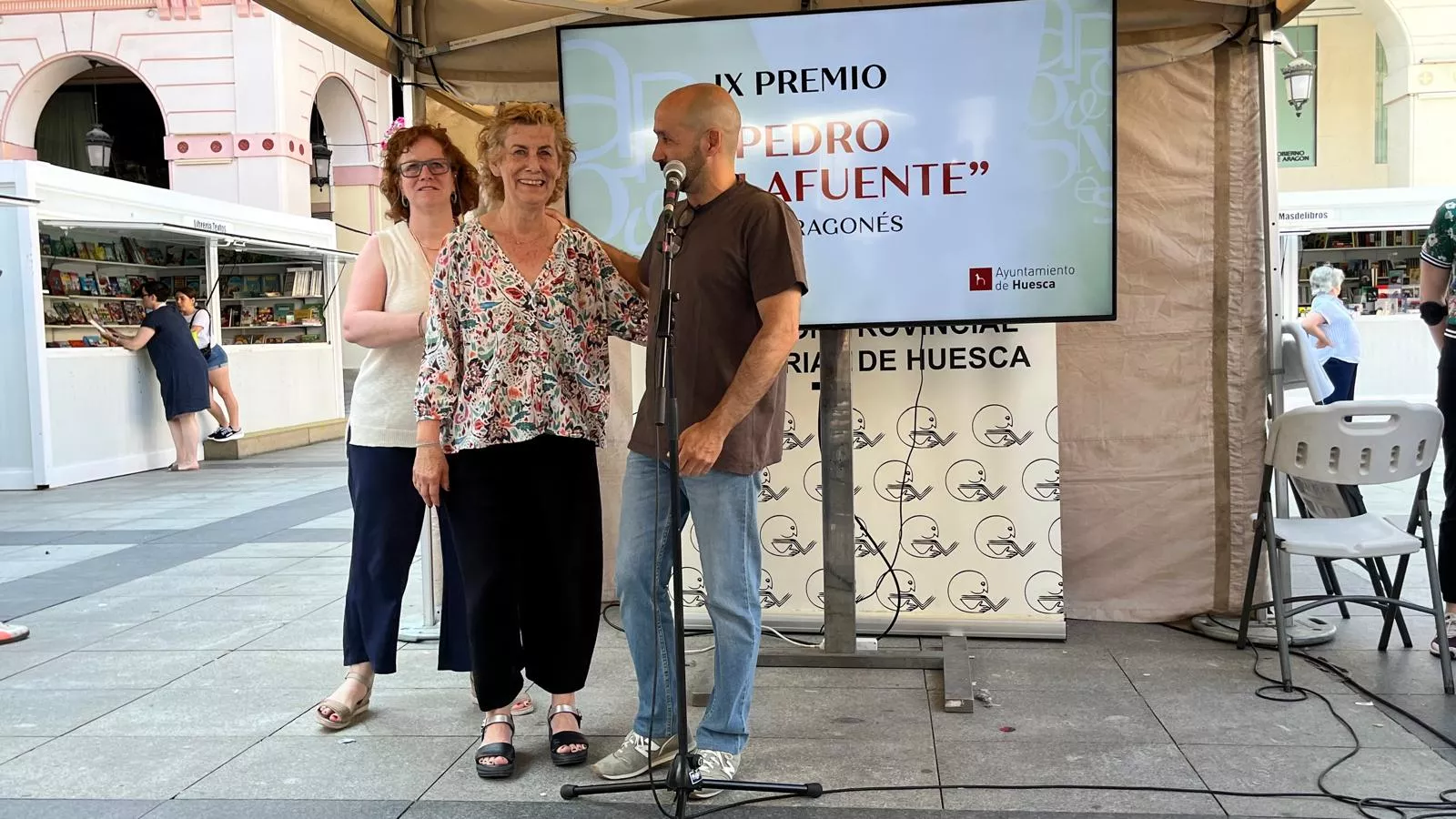 Reconocimiento de los libreros a Ludi Escartín en el cierre de la Feria del Libro de Huesca. Foto Mercedes Manterola