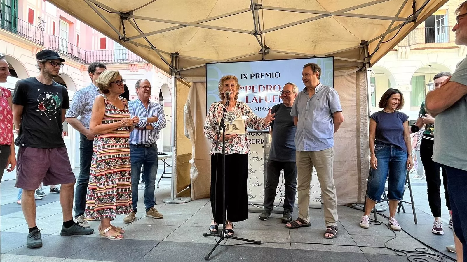 Reconocimiento de los libreros a Ludi Escartín en el cierre de la Feria del Libro de Huesca. Foto Mercedes Manterola