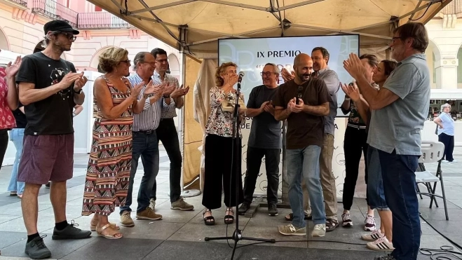 Reconocimiento de los libreros a Ludi Escartín en el cierre de la Feria del Libro de Huesca. Foto Mercedes Manterola