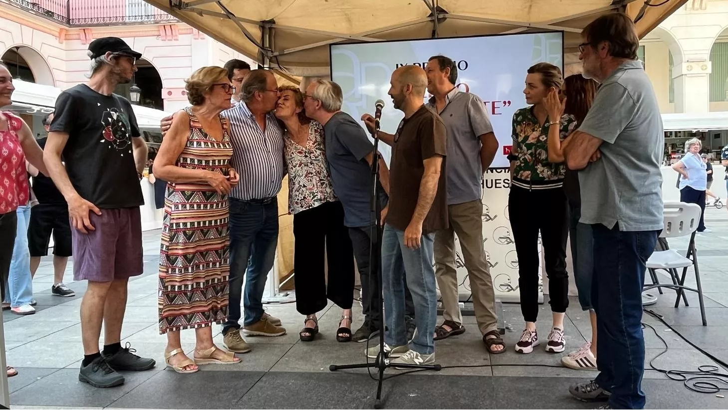 Reconocimiento de los libreros a Ludi Escartín en el cierre de la Feria del Libro de Huesca. Foto Mercedes Manterola