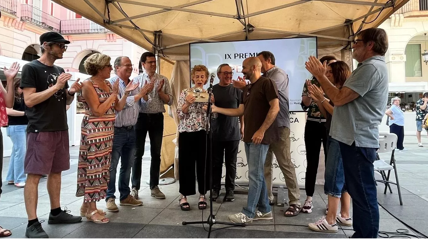 Reconocimiento de los libreros a Ludi Escartín en el cierre de la Feria del Libro de Huesca. Foto Mercedes Manterola
