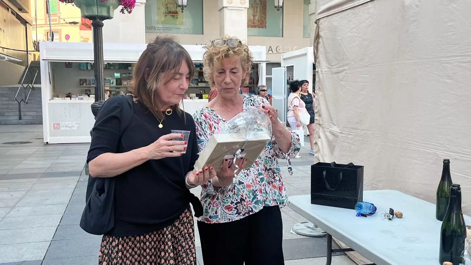 Reconocimiento de los libreros a Ludi Escartín en el cierre de la Feria del Libro de Huesca. Foto Mercedes Manterola