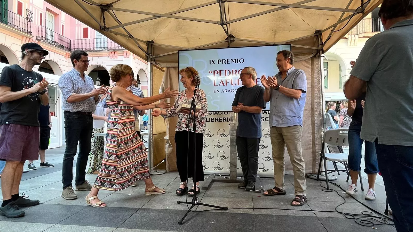 Reconocimiento de los libreros a Ludi Escartín en el cierre de la Feria del Libro de Huesca. Foto Mercedes Manterola