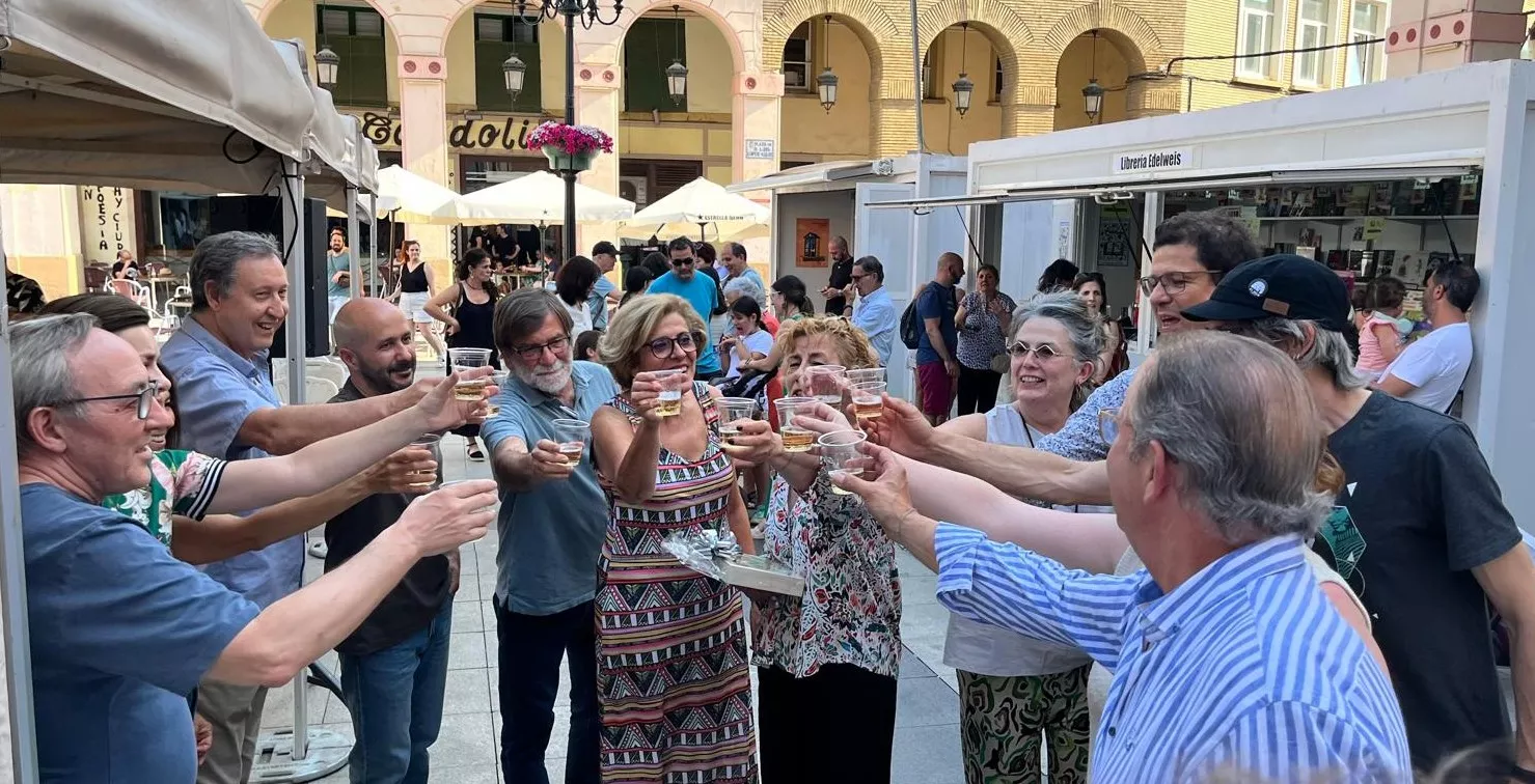 Reconocimiento de los libreros a Ludi Escartín en el cierre de la Feria del Libro de Huesca. Foto Mercedes Manterola