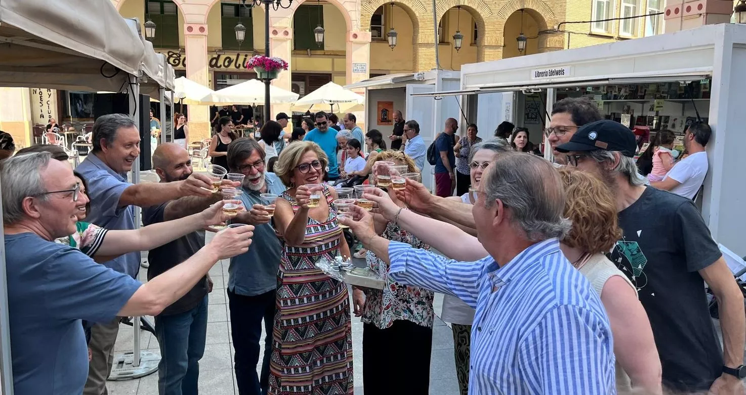 Reconocimiento de los libreros a Ludi Escartín en el cierre de la Feria del Libro de Huesca. Foto Mercedes Manterola