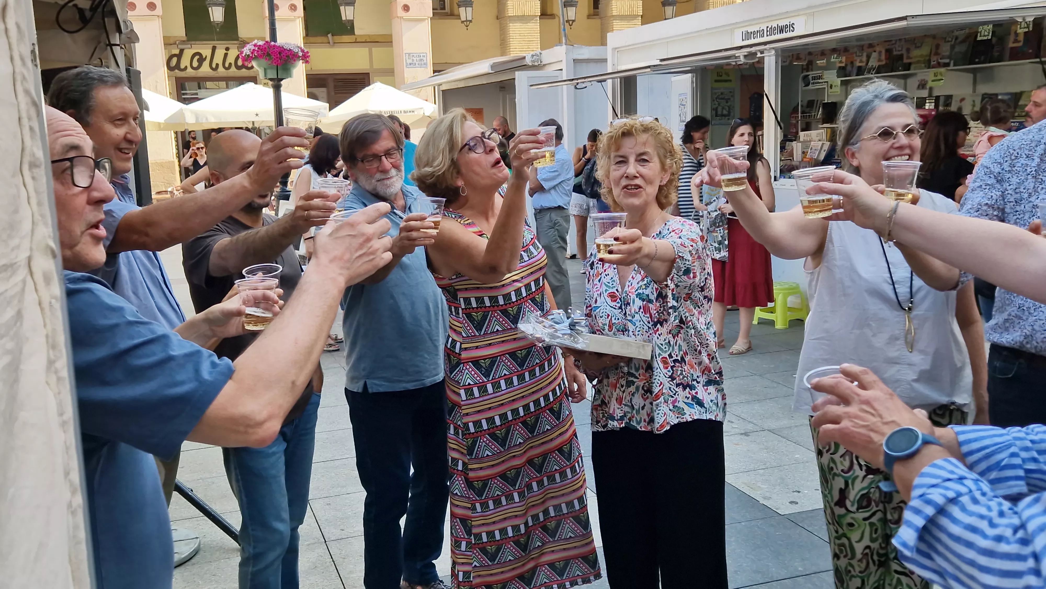 Reconocimiento de los libreros a Másdelibros en el cierre de la Feria del Libro de Huesca. Foto Myriam Martínez