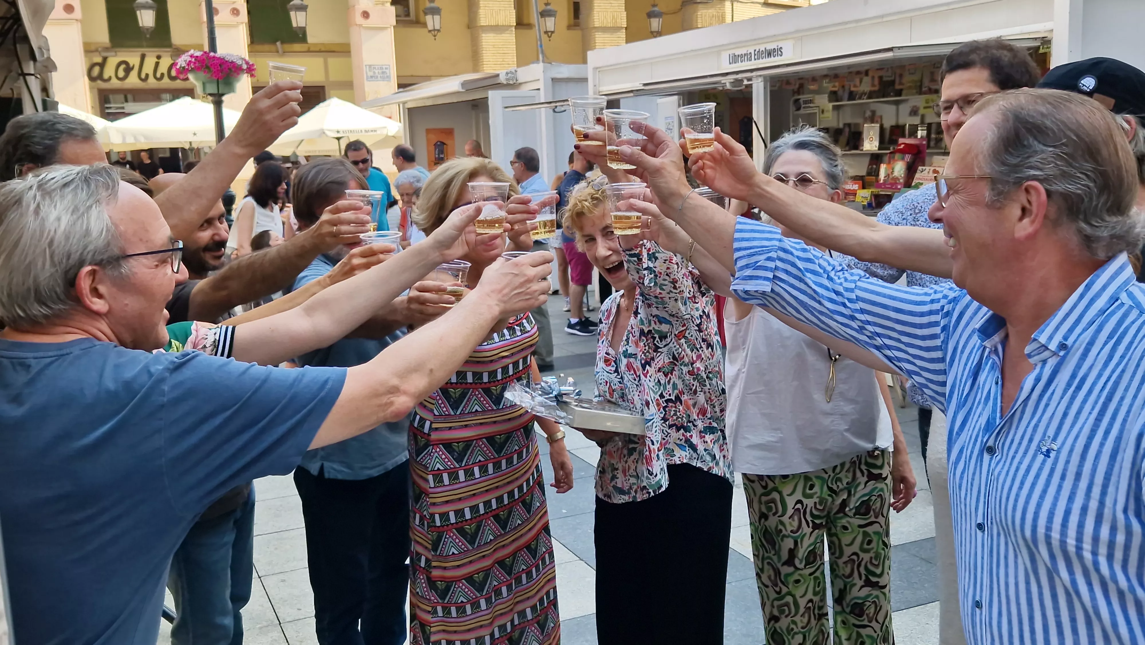 Reconocimiento de los libreros a Másdelibros en el cierre de la Feria del Libro de Huesca. Foto Myriam Martínez