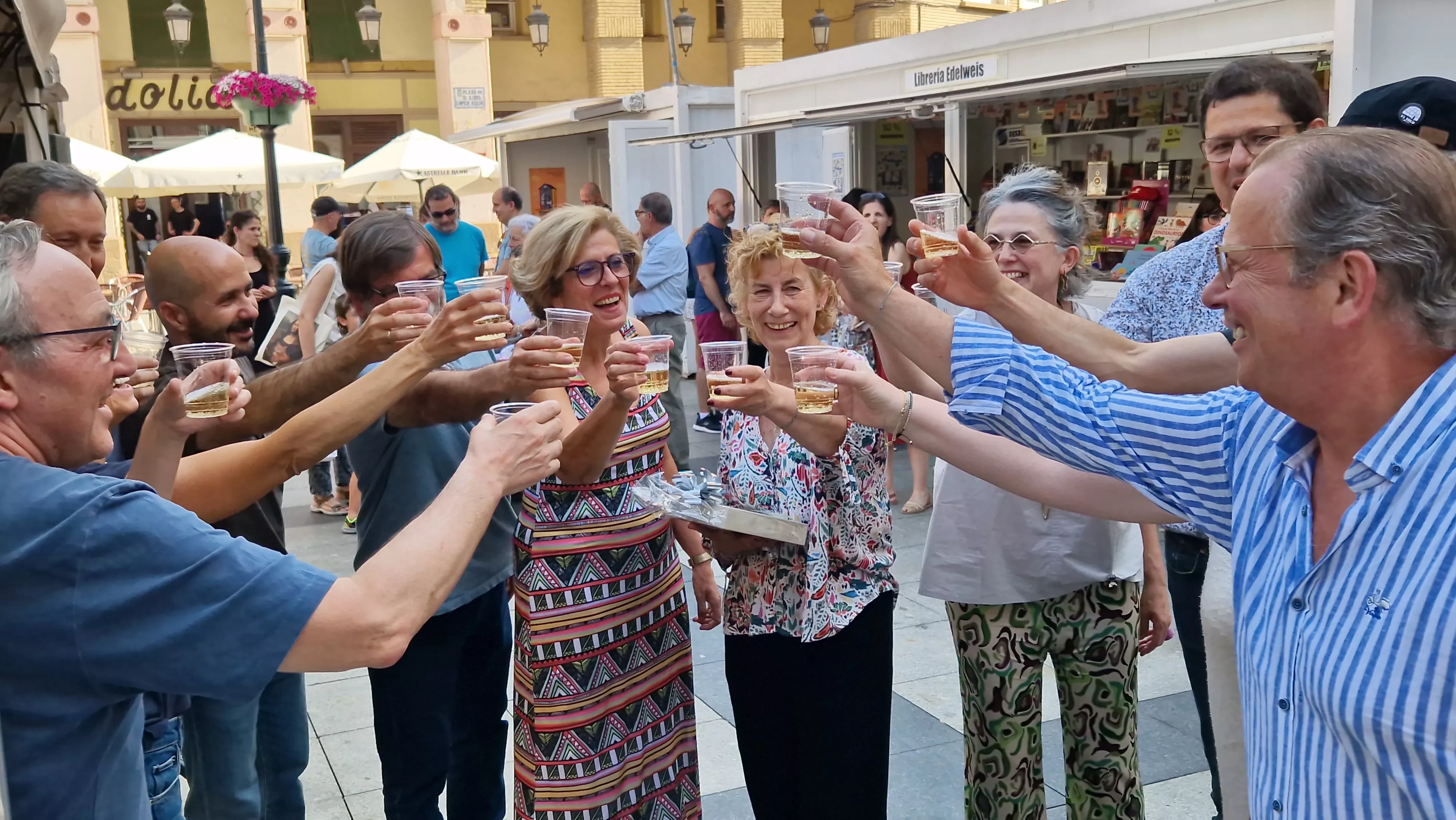 Reconocimiento de los libreros a Ludi Escartín en el cierre de la Feria del Libro de Huesca. Foto Myriam Martínez