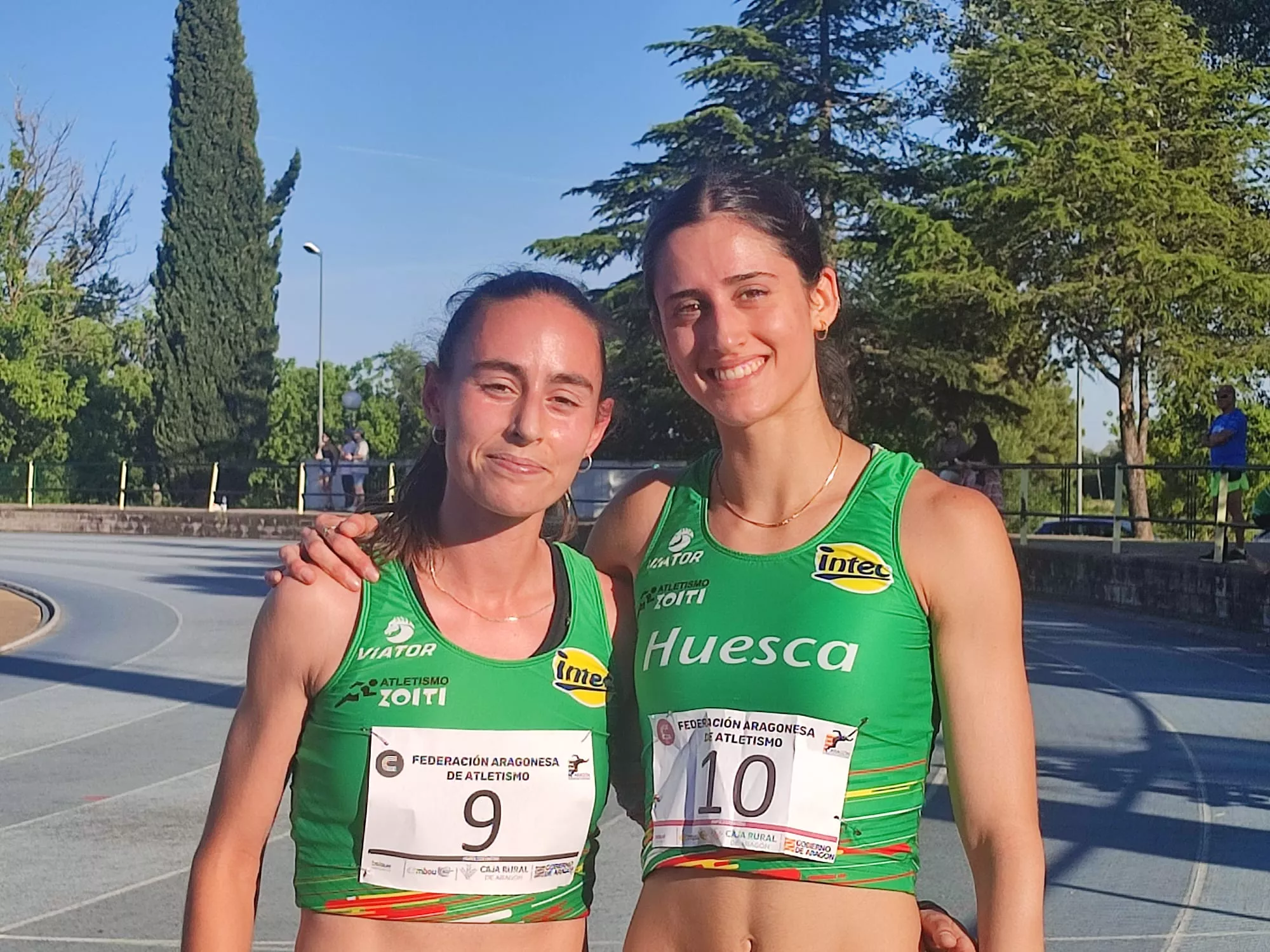 Sandra Labarta y Teresa Santolaria, dos de las atletas triunfadoras en el Memorial Camarón.