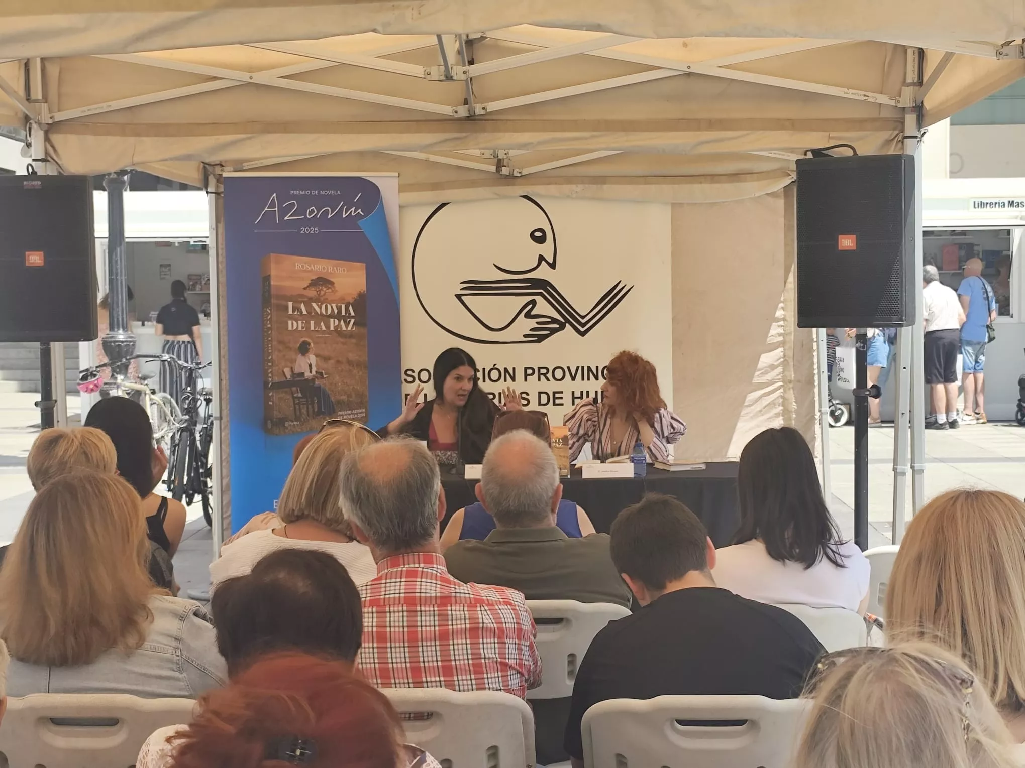 Rosario Raro en la 41 Feria del Libro de Huesca, acompañada de Angélica Morales. 