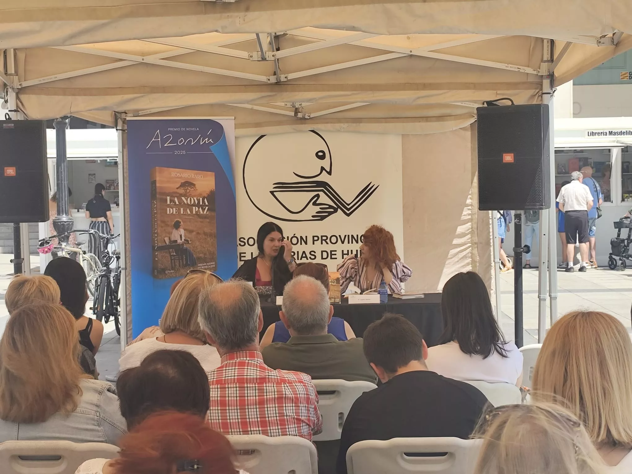 Rosario Raro en la 41 Feria del Libro de Huesca, acompañada de Angélica Morales. 