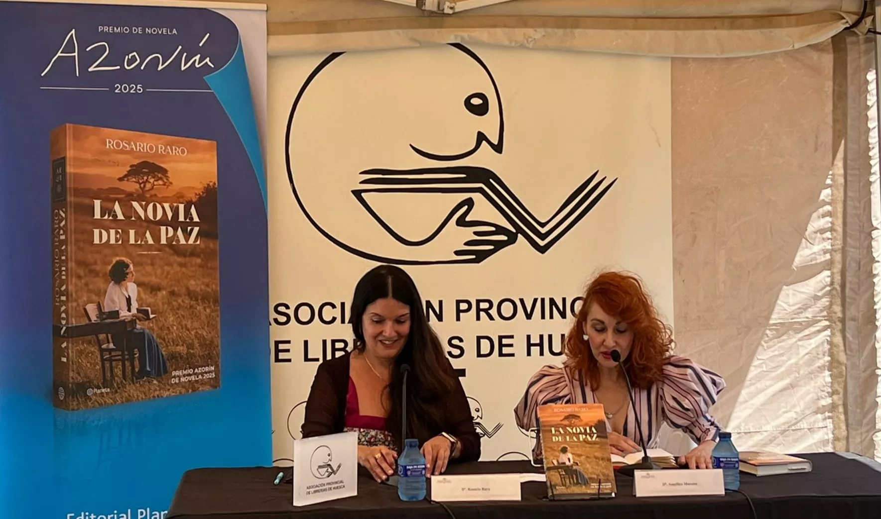 Rosario Raro en la 41 Feria del Libro de Huesca, acompañada de Angélica Morales.