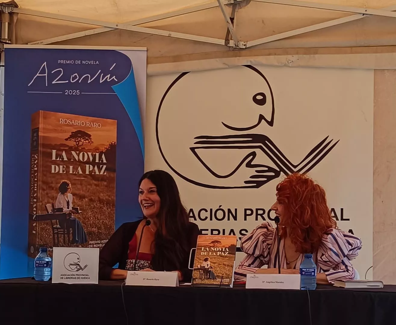 Rosario Raro en la 41 Feria del Libro de Huesca, acompañada de Angélica Morales. 