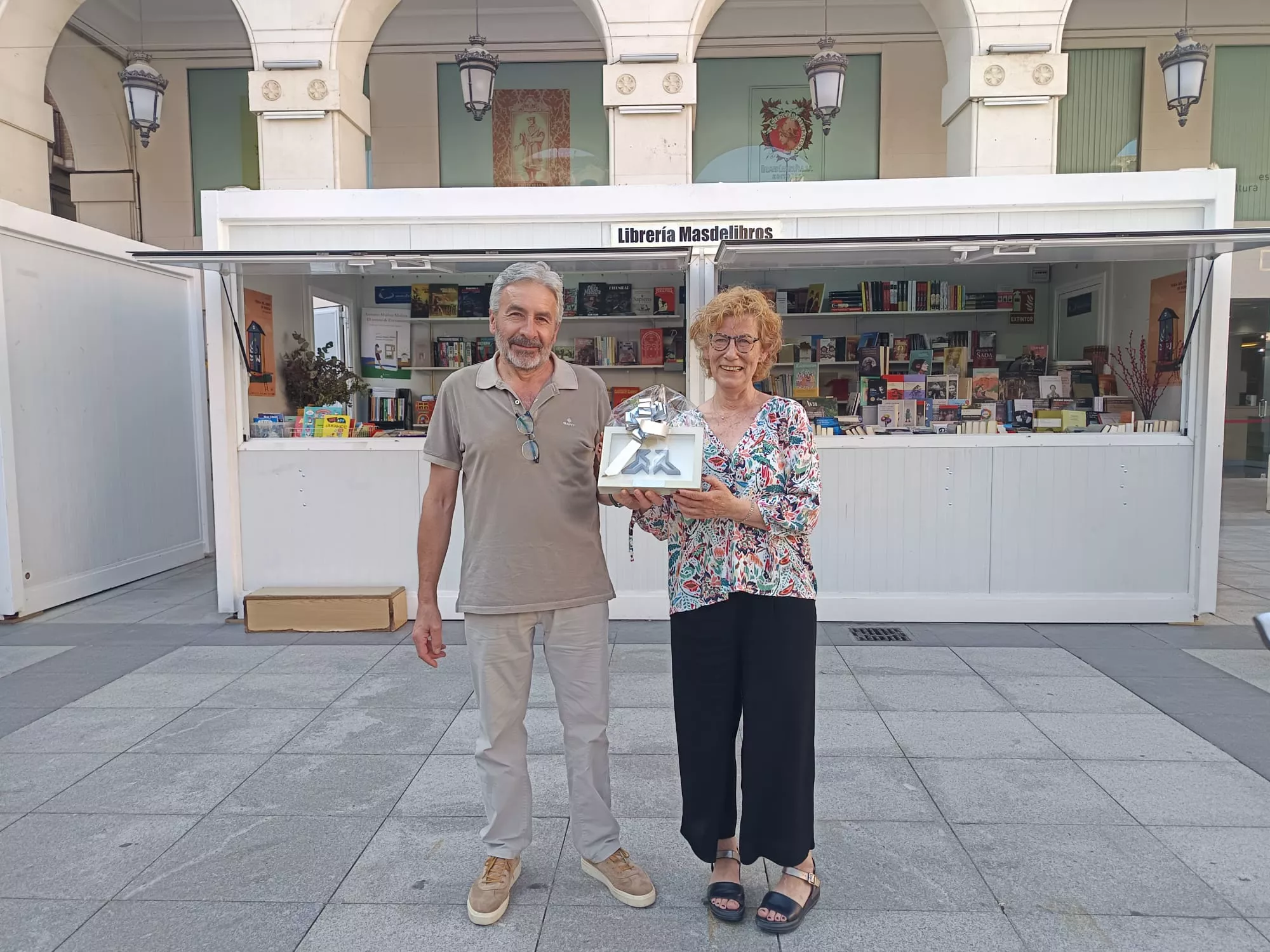 Jesús Buil y Ludi Escartín, con la escultura que les han entregado sus compañeros.