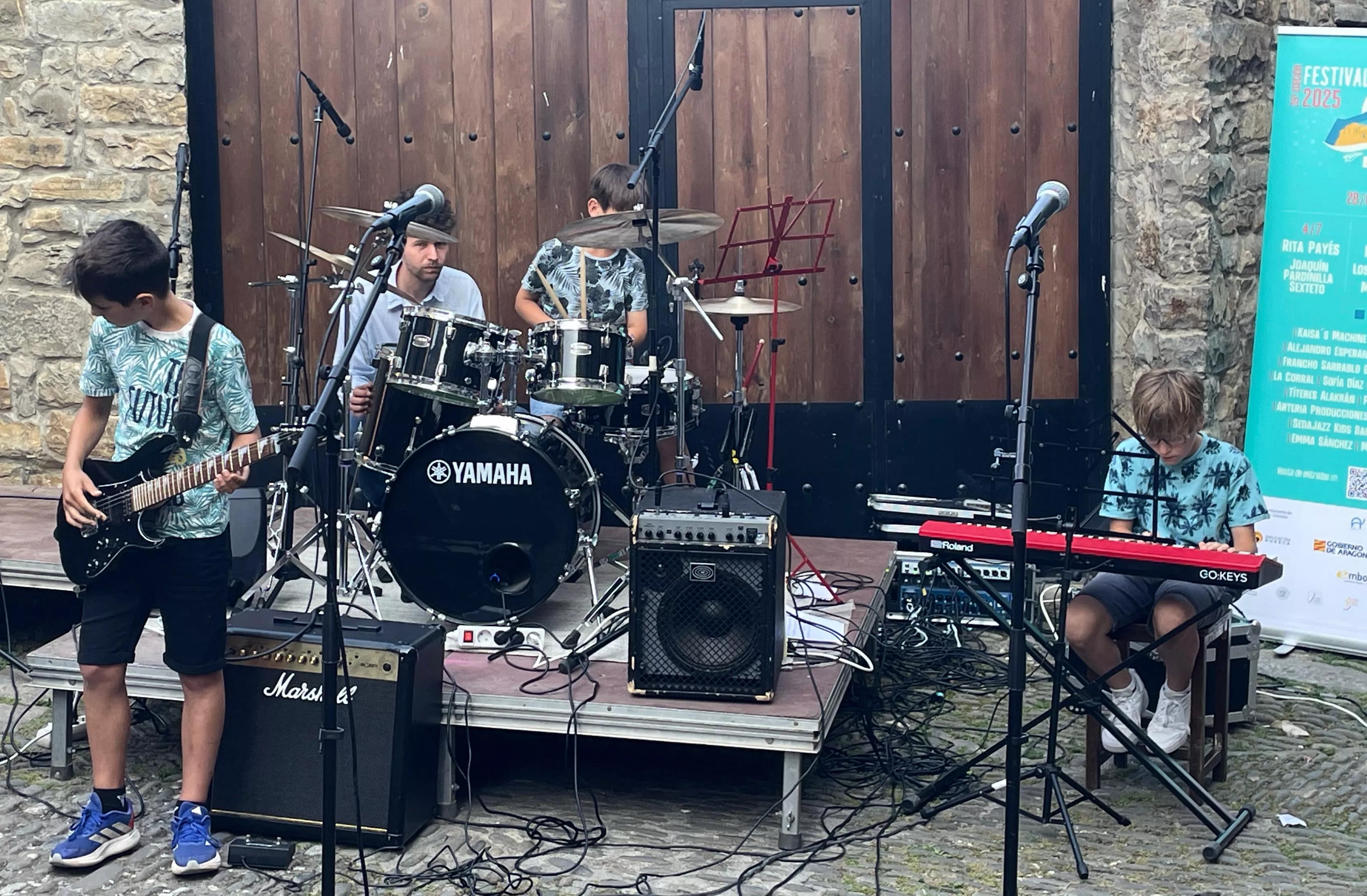 combo de guitarra, batería y piano de la escuela de música