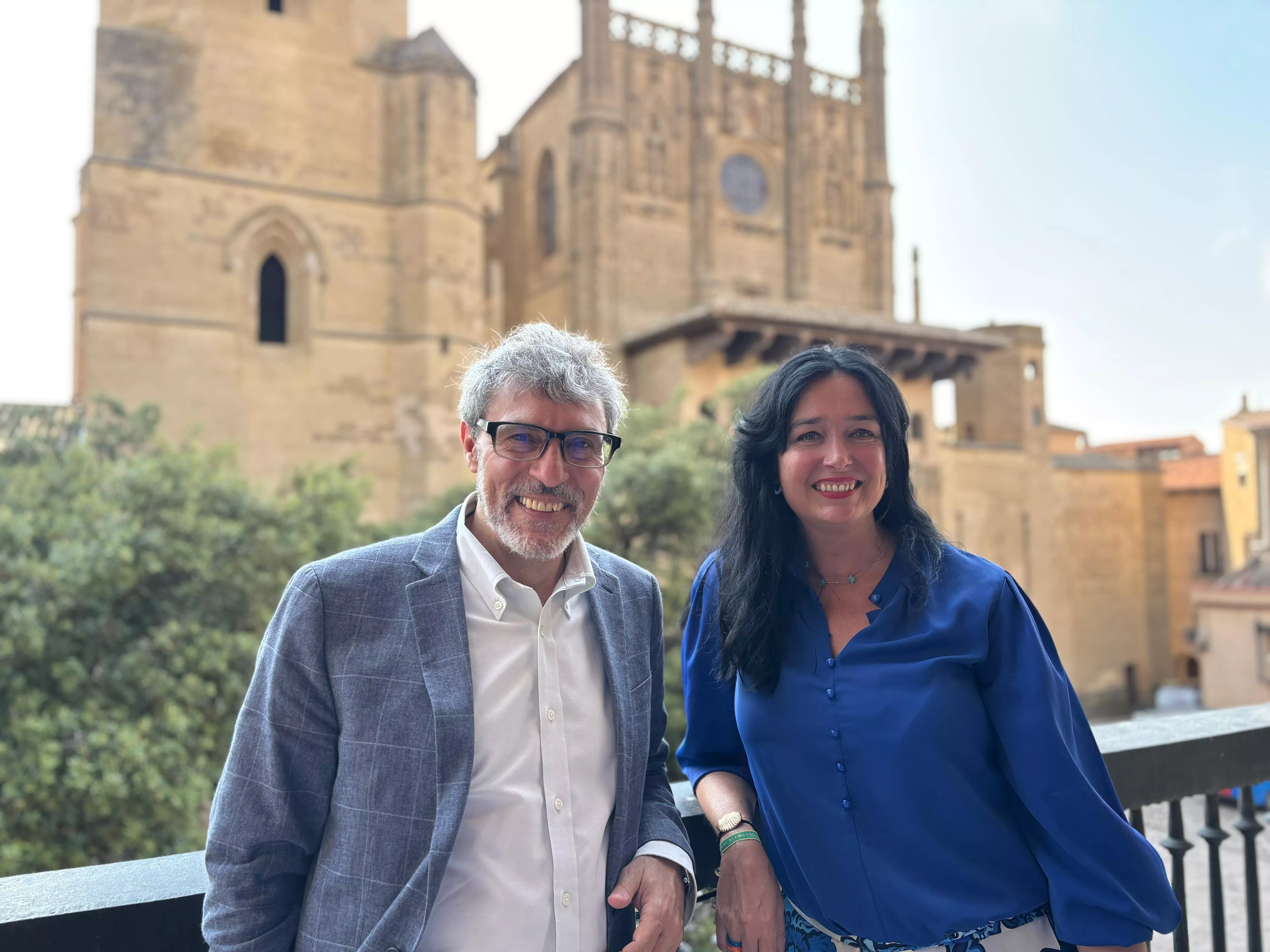 Miguel Alcubierre, firmando en el Libro de Honor del Ayuntamiento.