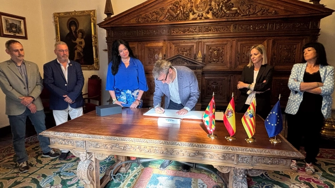 Miguel Alcubierre, firmando en el Libro de Honor del Ayuntamiento. Miguel Alcubierre, firmando en el Libro de Honor del Ayuntamiento.