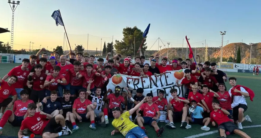 Jugadores del juvenil fragatino celebran la victoria sobre el Calamocha junto a su afición. Resultados y clasificaciones del fútbol altoaragonés del 7 y 8 de junio. Foto: UD Fraga