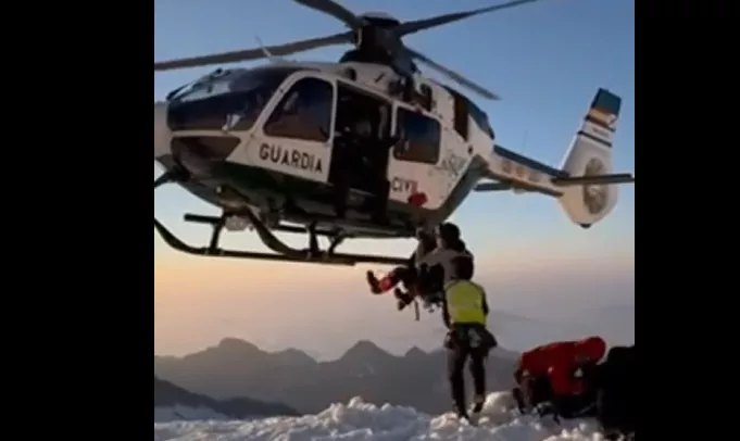 Rescatados tres montañeros enriscados y agotados en la Cresta de Salenques.