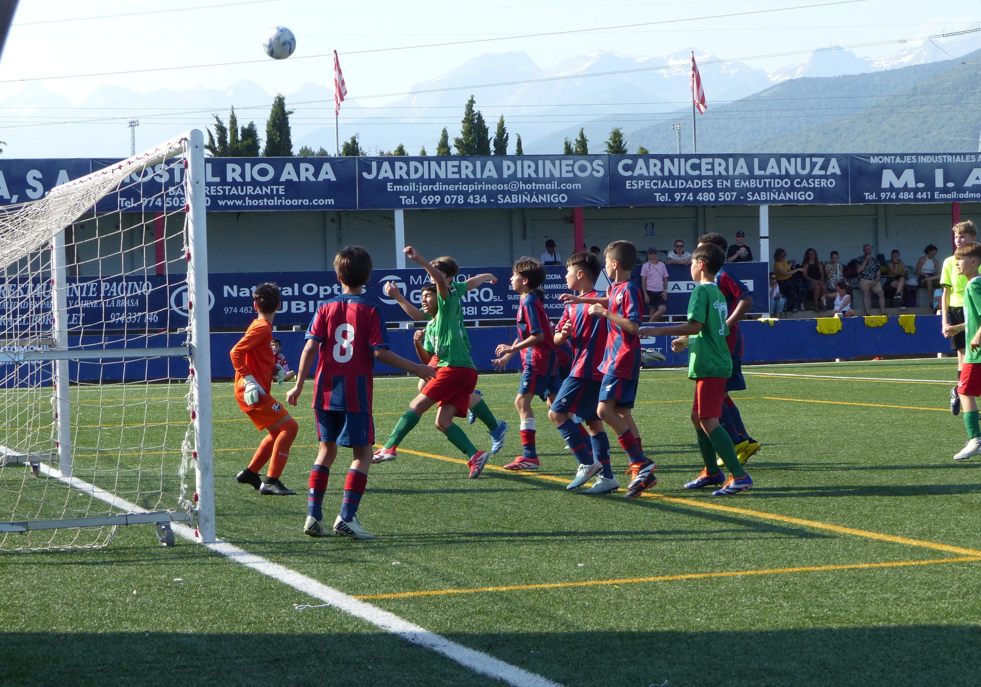 Imagen de la final alevín entre el Huesca y el Jacetano. Foto: Andrés Alcaraz