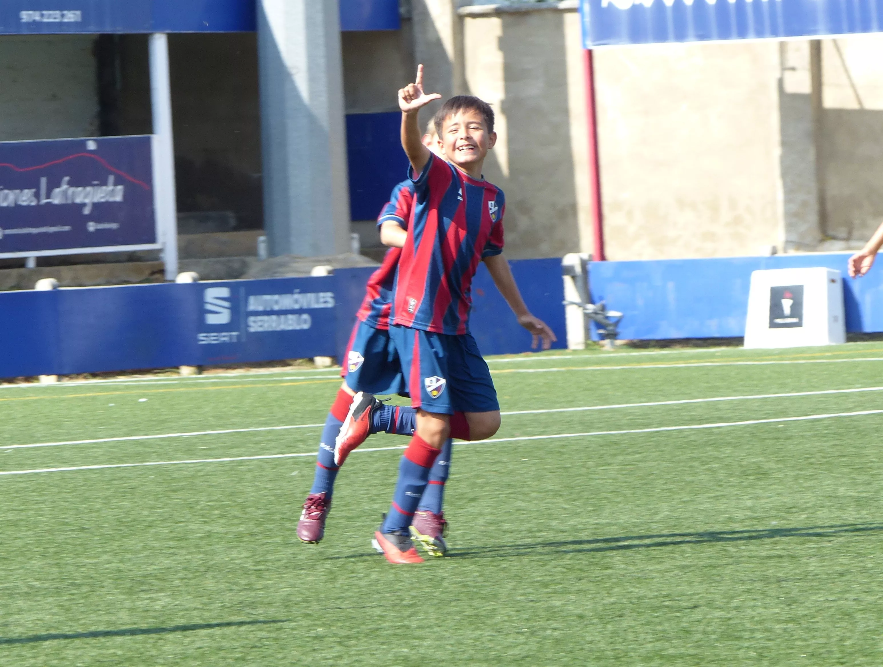 Celebrabdo un gol el azugrana y dedicandolo a la grada. Foto: Andrés Alcaraz