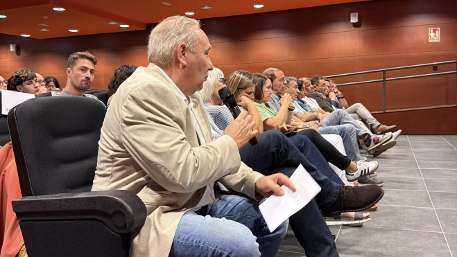 Javier Ferrer, en primer término, en la jornada celebrada en la sede de la Comarca. Javier Ferrer, en primer término, en la jornada celebrada en la sede de la Comarca.