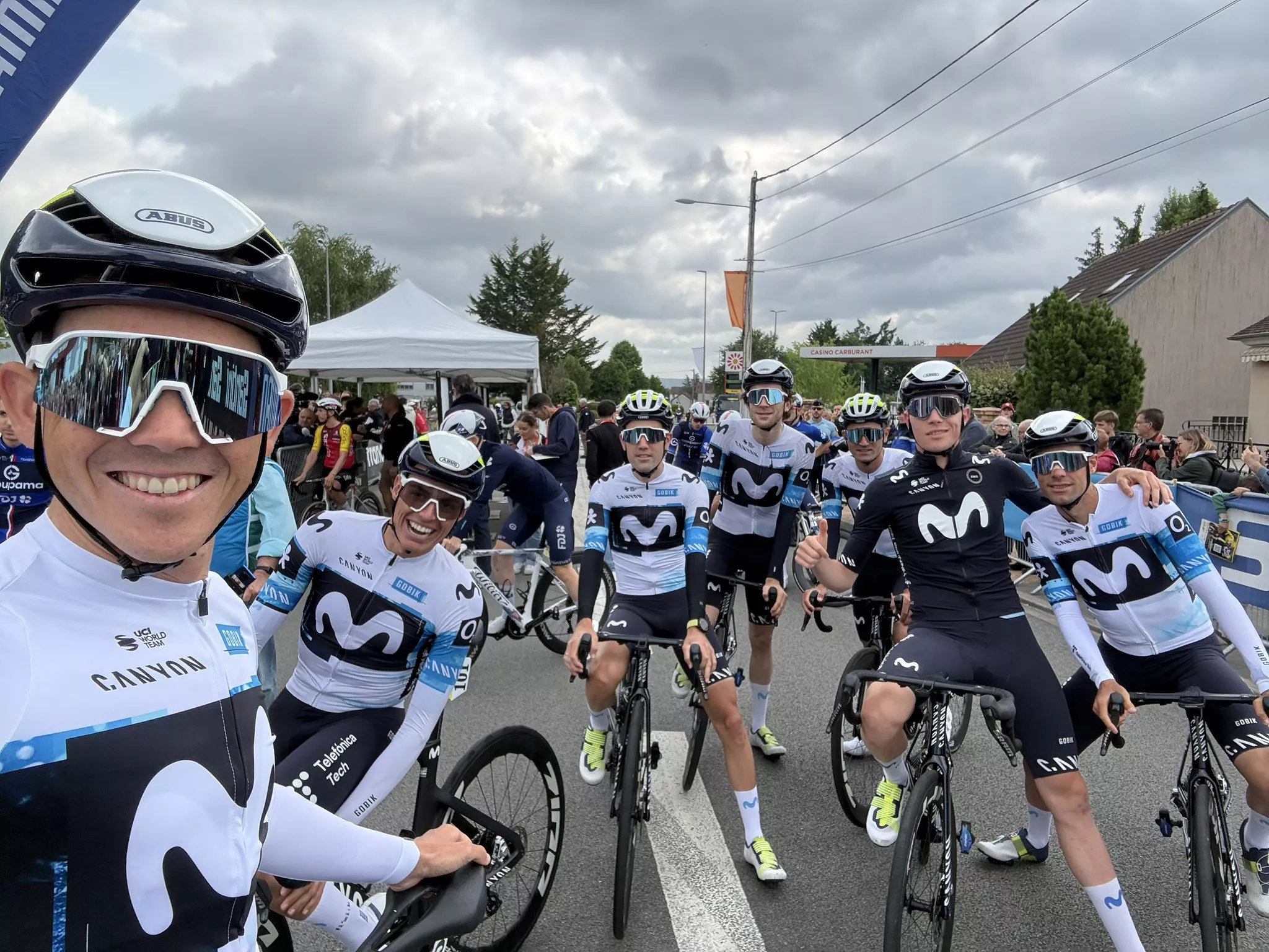 Selfie de los corredores de Movistar, con Arcas a la derecha, antes de tomar la salida este lunes. Milan se viste de líder en el Dauphiné. Foto: Movistar Team