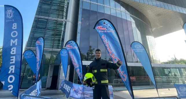 Javier San Román, junto a la Torre Emperador Castellana.