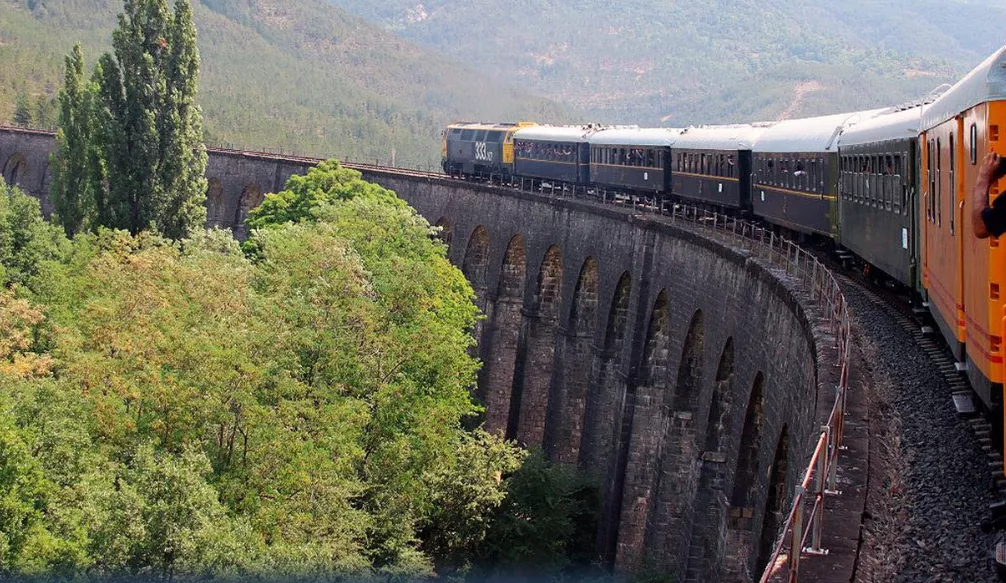El Tren Azul regresa a la estación internacional de Canfranc. El Tren Azul regresa a la estación internacional de Canfranc.