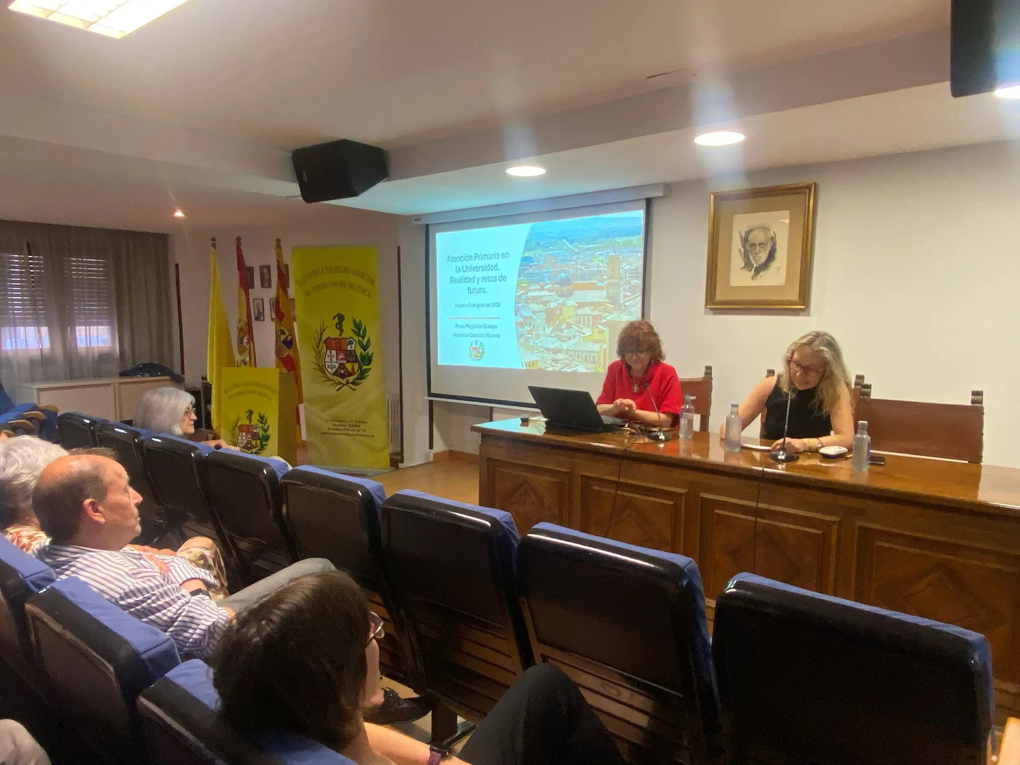 Rosa Magallón y Olga Ordás, presidenta del Colegio Oficial de Médicos de Huesca.