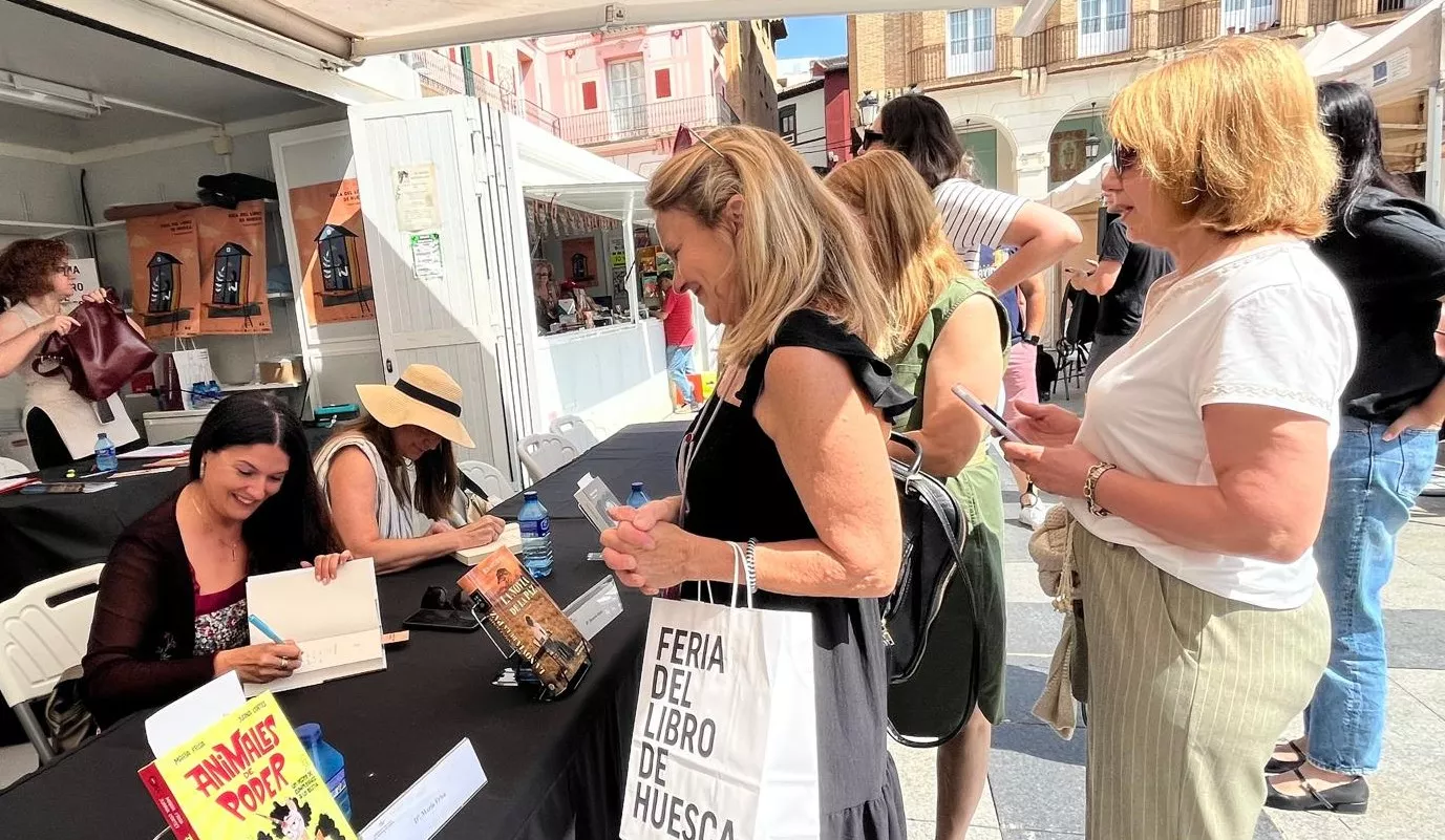 Rosario Raro firma "La novia de la paz" en la Feria del Libro de Huesca: “Acabamos valiendo más rotos que enteros”. Foto Mercedes Manterola