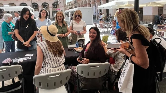 Rosario Raro tuvo una mañana muy ajetreada en la Feria del Libro de Huesca. Foto Mercedes Manterola