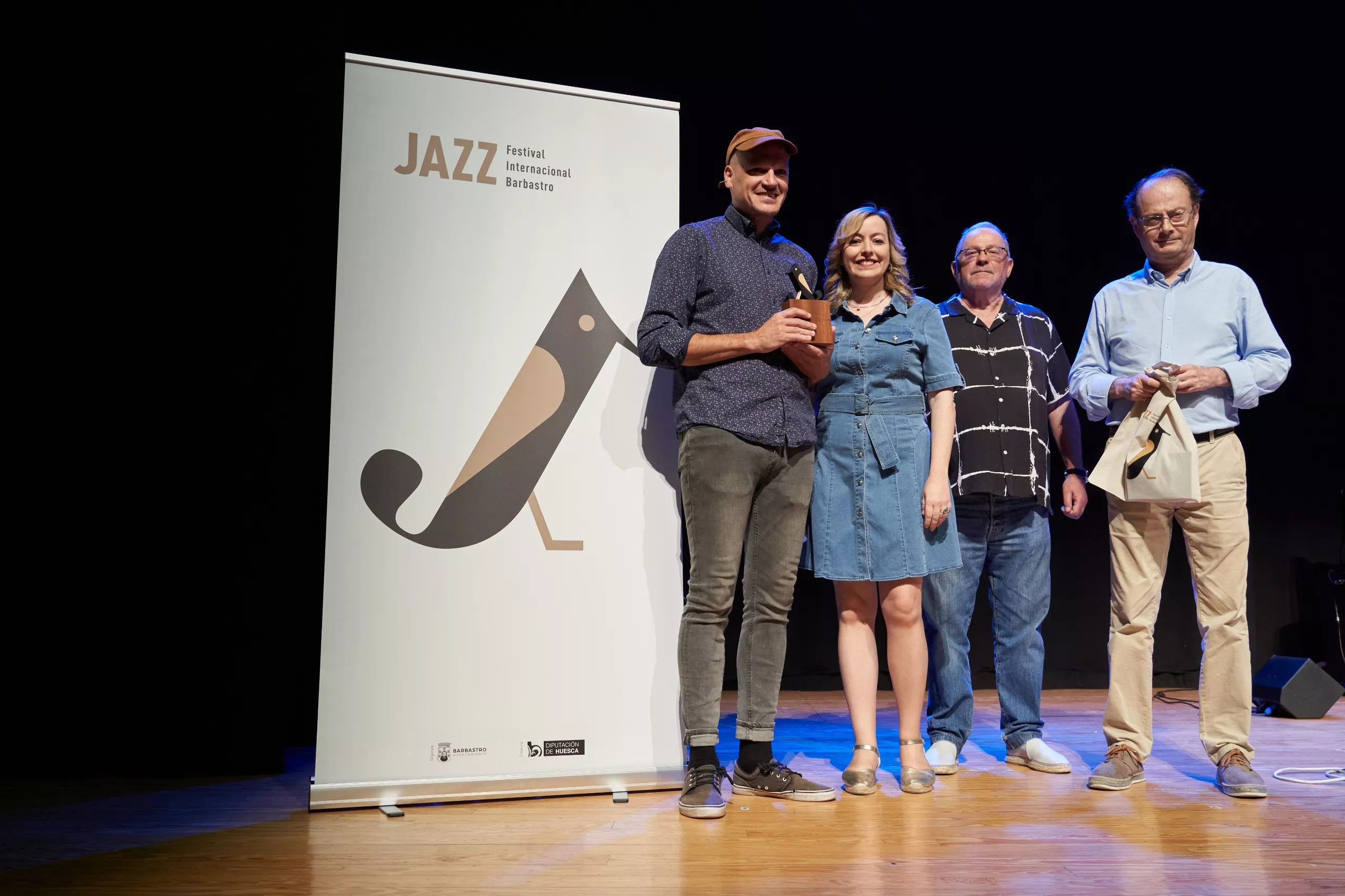 Javier Callén con su trofeo y con Pilar Abad y Juan Emilio Estil-les en el Festival de Jazz de Barbastro