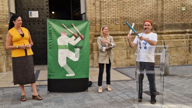 Ferrer muestra los palos que le prestó Darío Bajá en los que se ha inspirado para el cartel. Foto Myriam Martínez