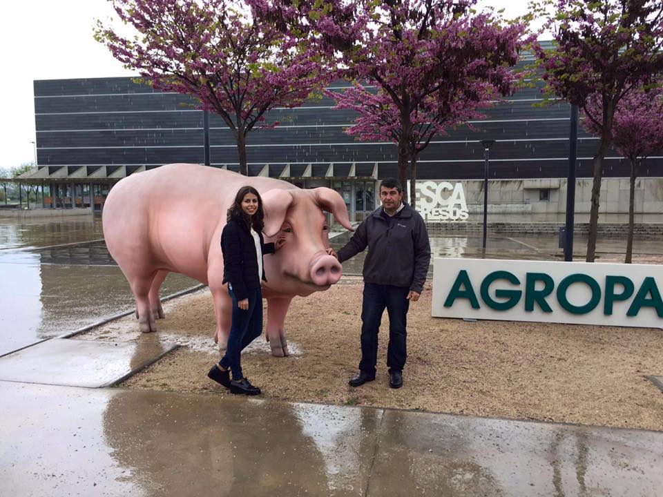 Ignacio y Belén Almudévar, con una de las creaciones de Julio Luzán. El presente y el futuro de Agropal.
