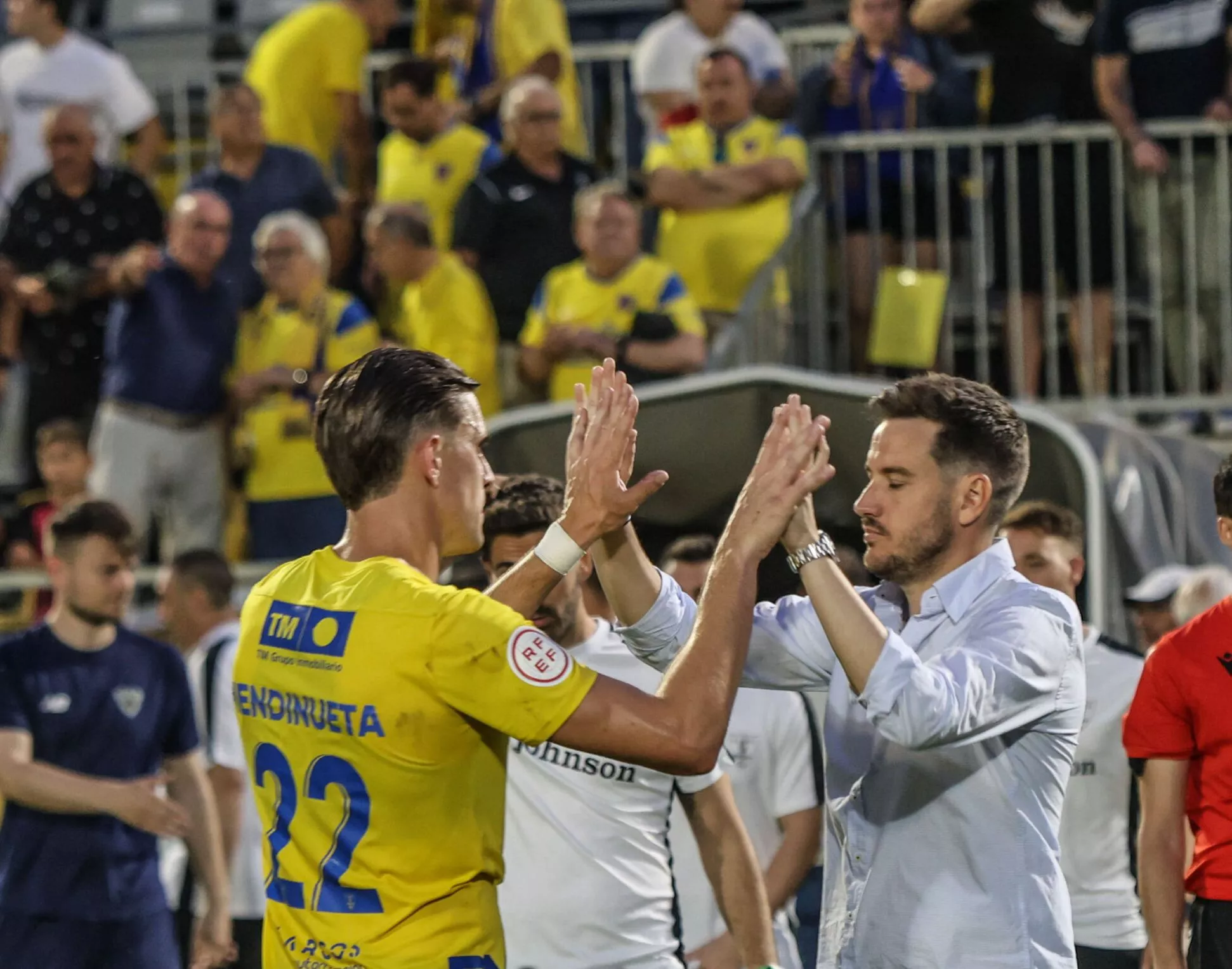 Mendi y Guilló chocan las manos en un partido con el Orihuela. "Guilló destaca por su viveza en la toma de decisiones; tiene un abanico muy amplio".