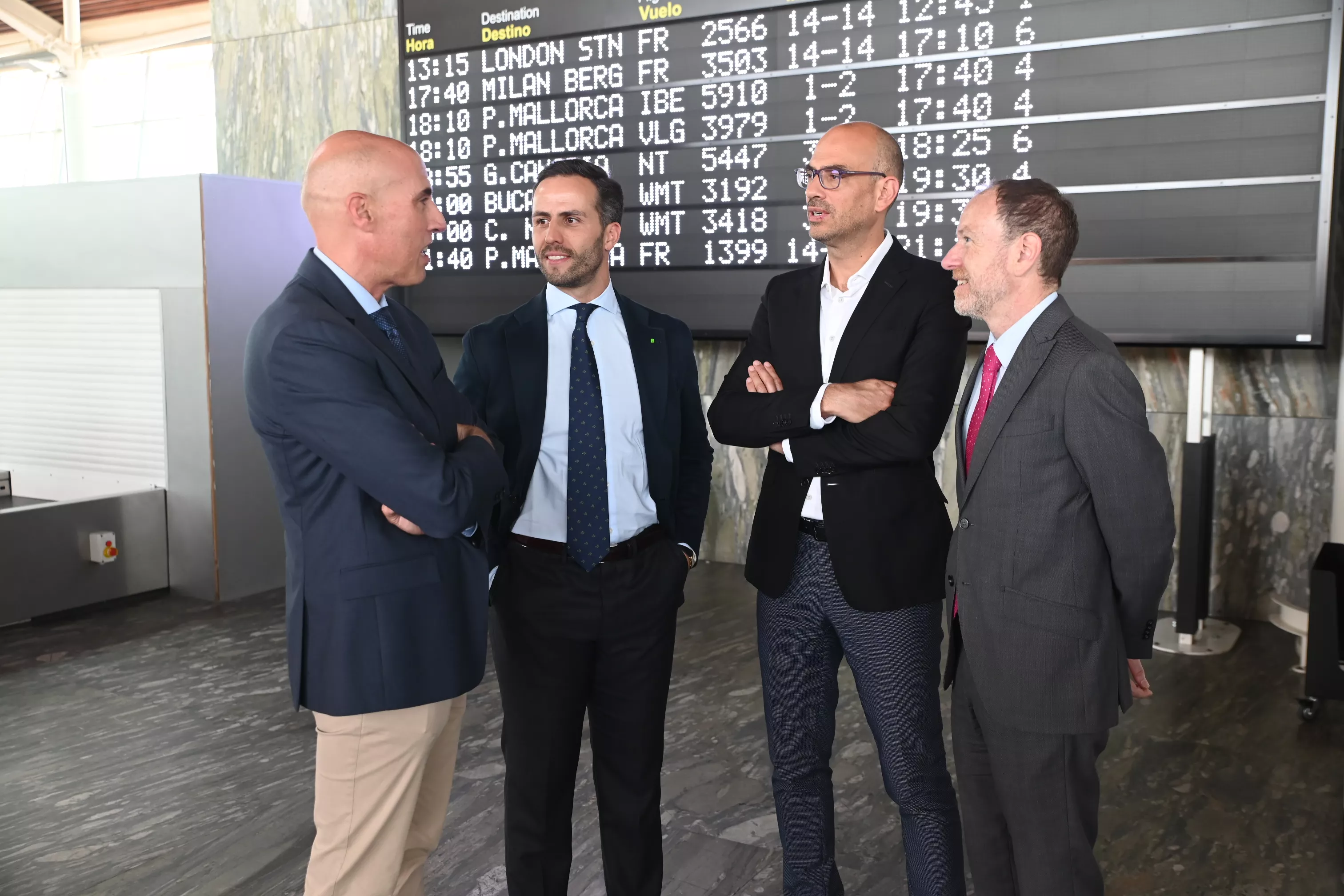 Participantes en la presentación de las nuevas frecuencias entre Aragón y Canarias.