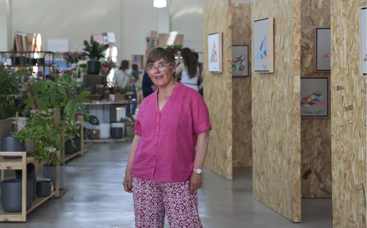 Idoya Zofío abre la muestra 'Diamantes de luz' que inaugura una nueva sala de exposiciones de Brotalia.