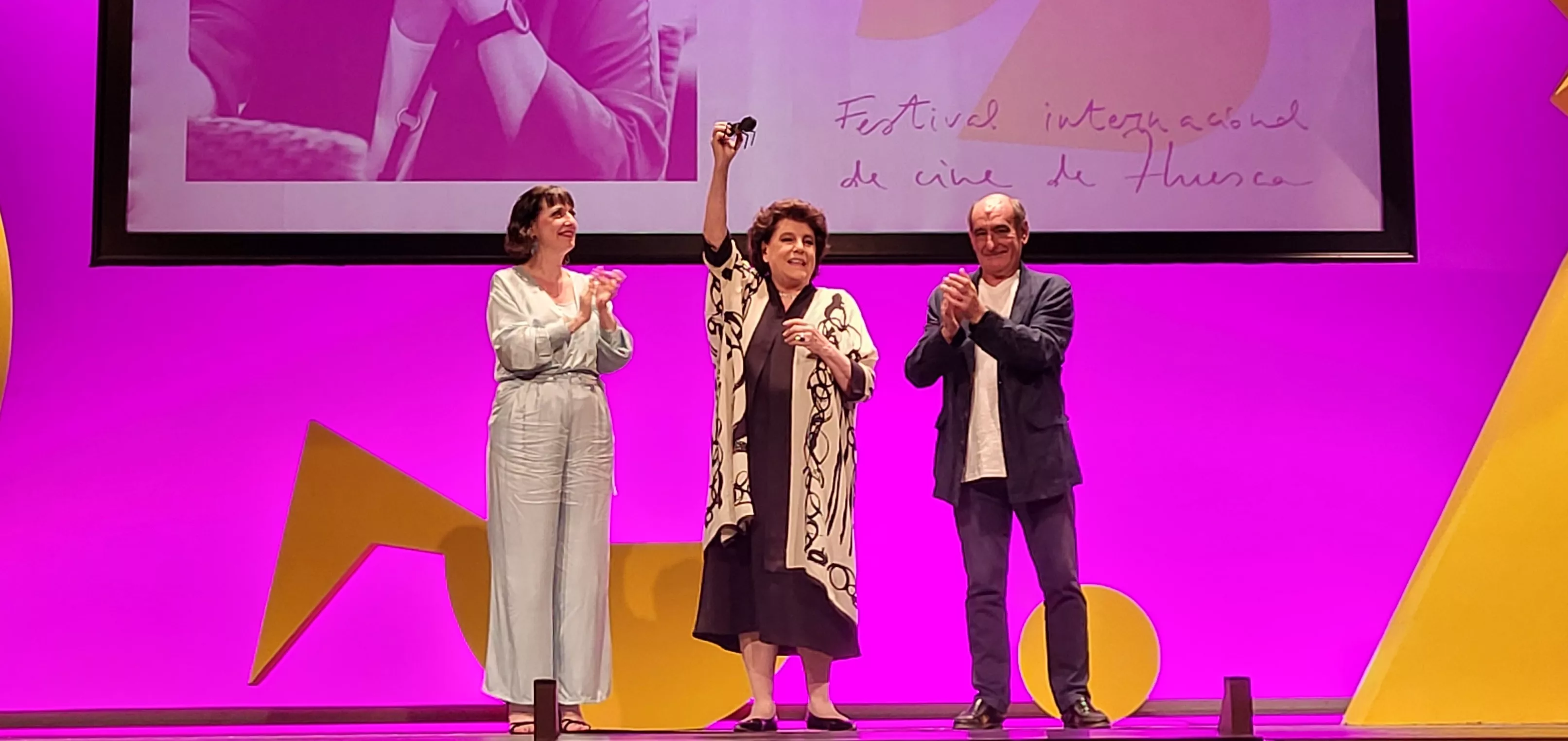 Charo López levanta el galardón Luis Buñuel del Festival Internacional de Cine de Huesca. Foto Mercedes Manterola