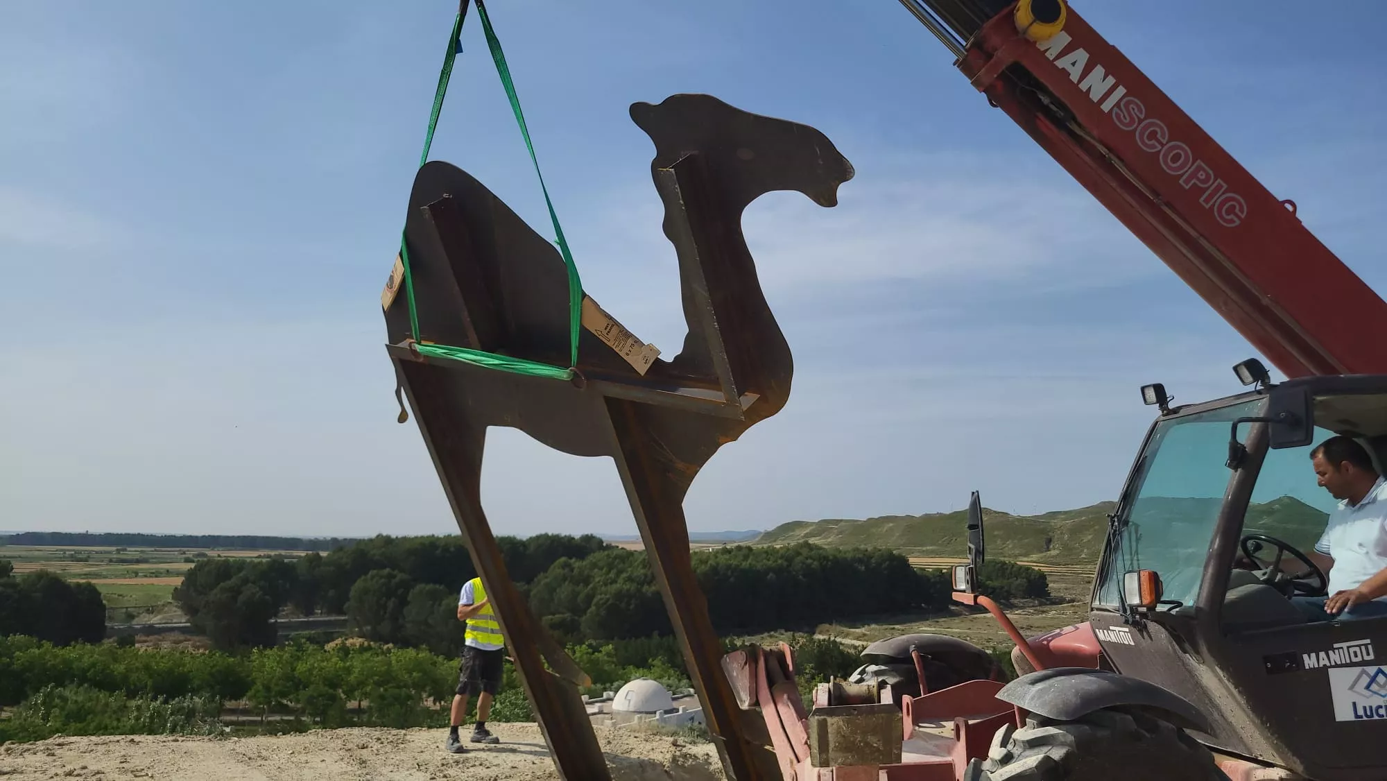 Trabajos para instalar el camello de mil kilos en la República Monegría