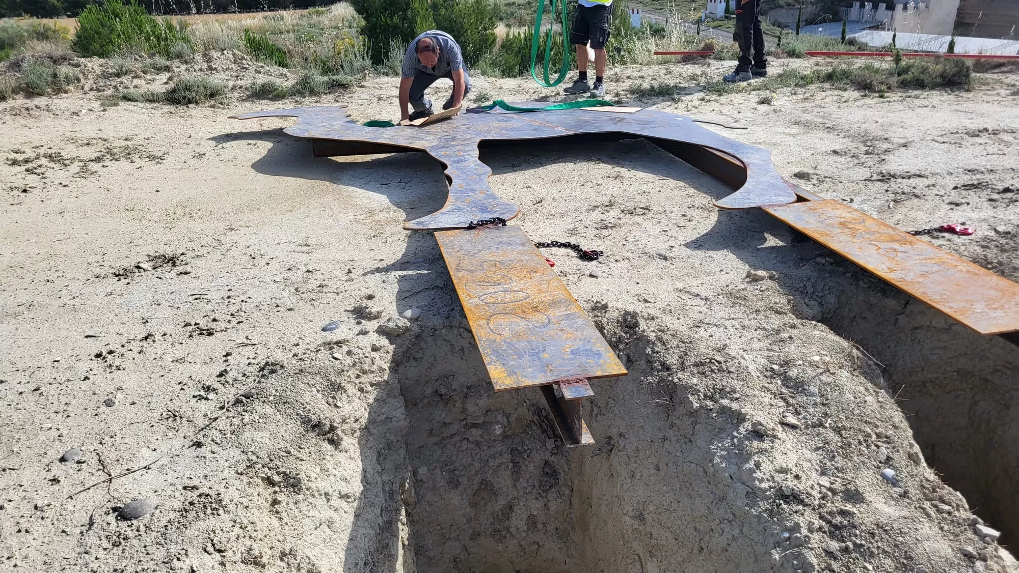 Trabajos para instalar el camello de mil kilos en la República Monegría