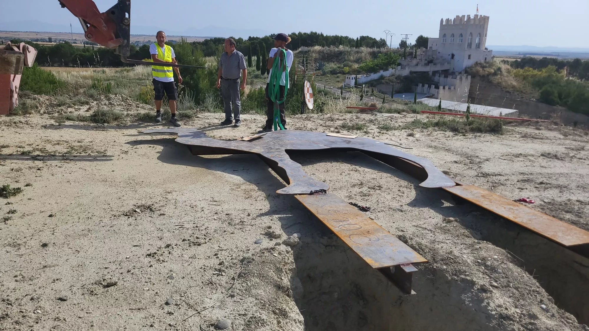 Trabajos para instalar el camello de mil kilos en la República Monegría