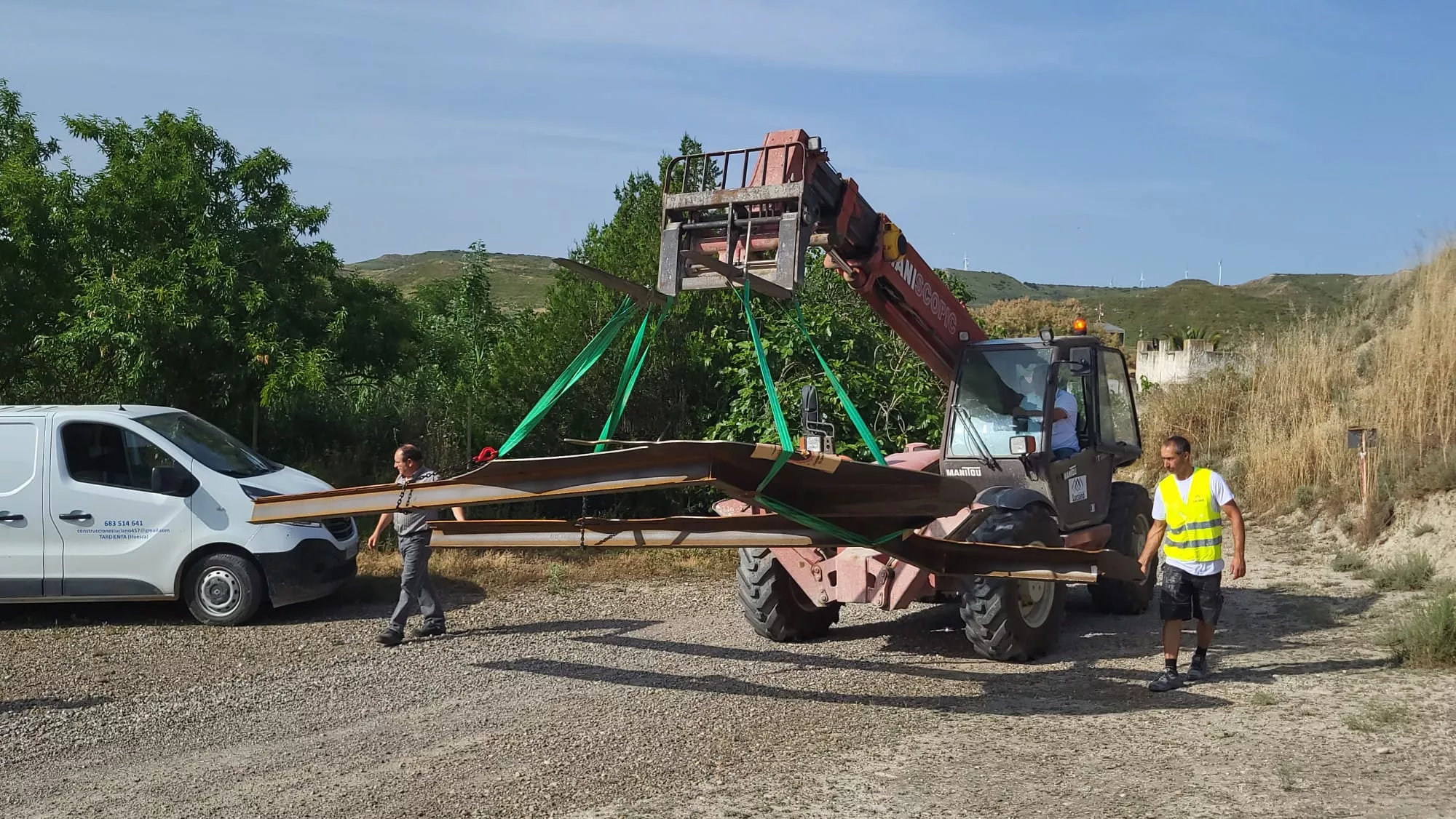 Trabajos para instalar el camello de mil kilos en la República Monegría