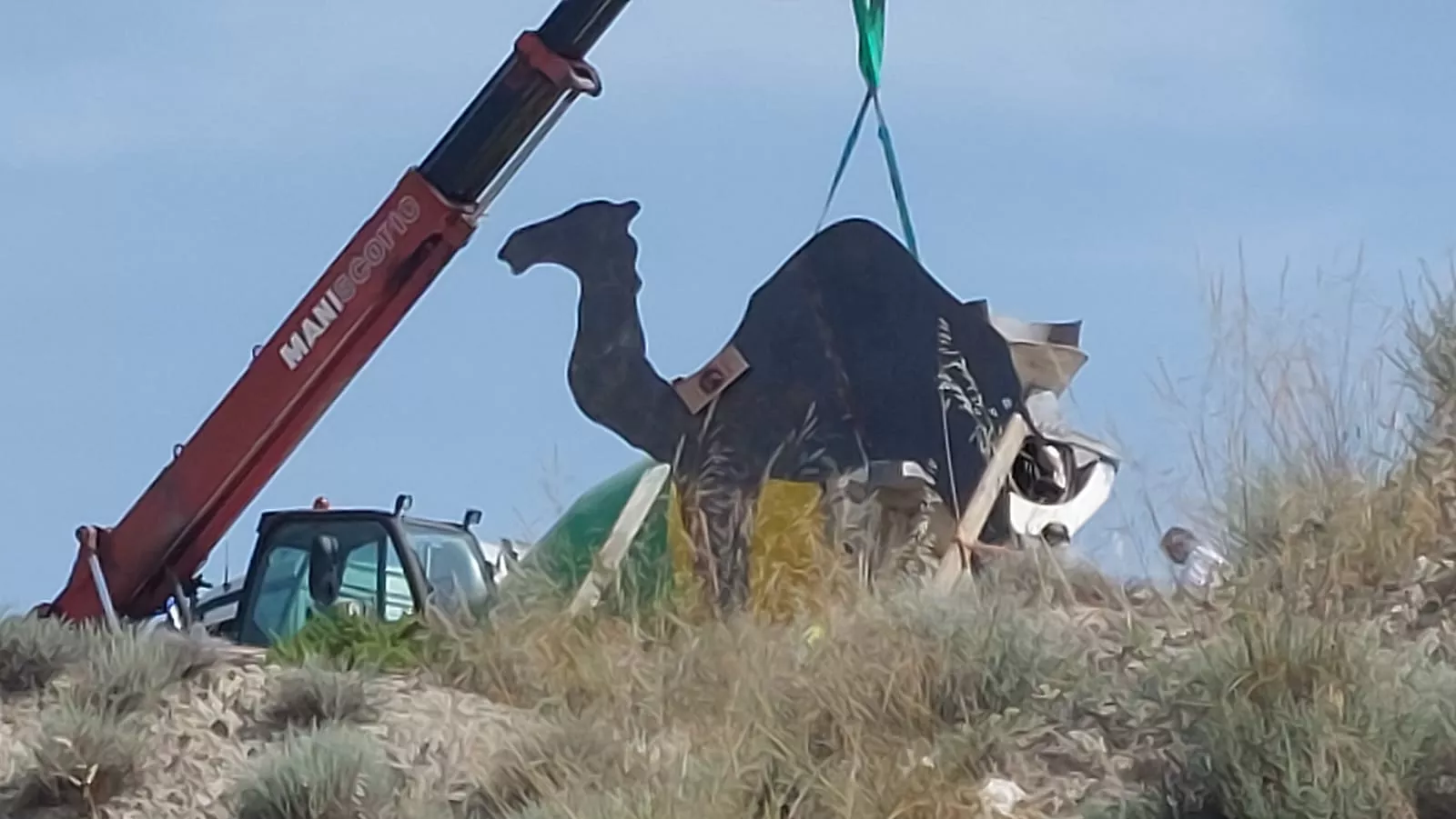 Trabajos para instalar el camello de mil kilos en la República Monegría