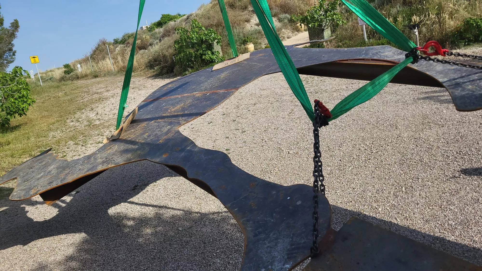 Trabajos para instalar el camello de mil kilos en la República Monegría