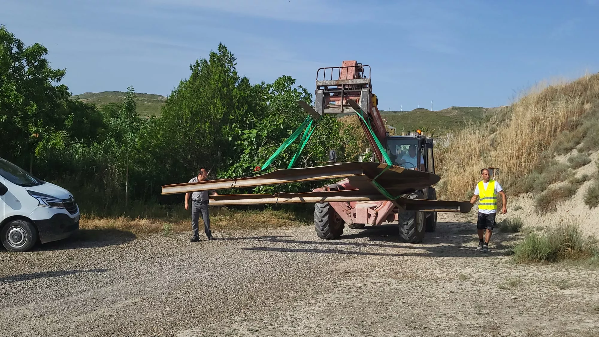 Trabajos para instalar el camello de mil kilos en la República Monegría